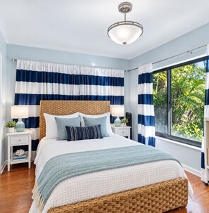 6 bedrooms, in-room safe, iron/ironing board, WiFi (free) - Just steps to the beach, sleeps 16, Golf cart, Dolphin Beach House huge pool! (Fort Lauderdale)