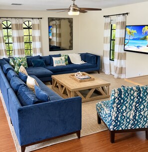 Smart TV, fireplace, video games, DVD player - Just steps to the beach, sleeps 16, Golf cart, Dolphin Beach House huge pool! (Fort Lauderdale)
