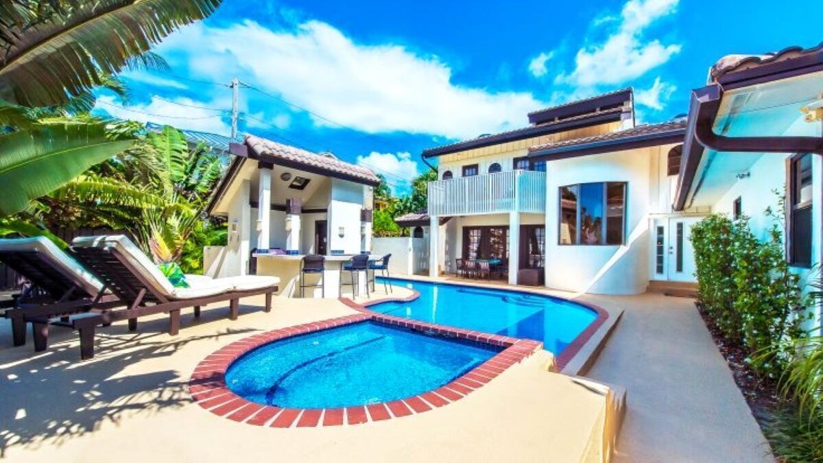 Just steps to the beach, sleeps 16, Golf cart, Dolphin Beach House huge pool!