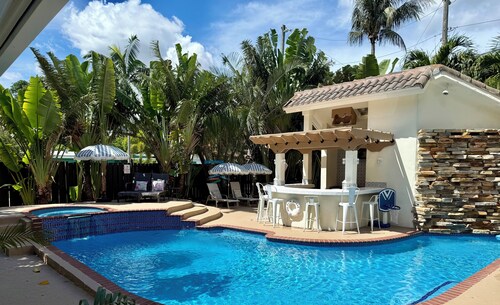 Just steps to the beach, sleeps 16, Golf cart, Dolphin Beach House huge pool!