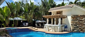 Just steps to the beach, sleeps 16, Golf cart, Dolphin Beach House huge pool!