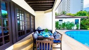 Outdoor dining - Just steps to the beach, sleeps 16, Golf cart, Dolphin Beach House huge pool! (Fort Lauderdale)