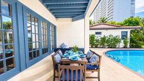 Outdoor dining - Just steps to the beach, sleeps 16, Golf cart, Dolphin Beach House huge pool! (Fort Lauderdale)