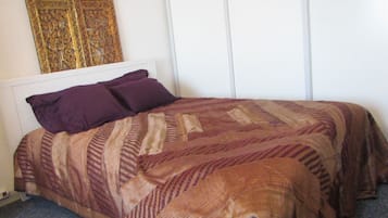 1 slaapkamer, een bureau, geluiddichte muren