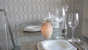 Una tavola imbandita con piatti, un vaso e bicchieri da vino.