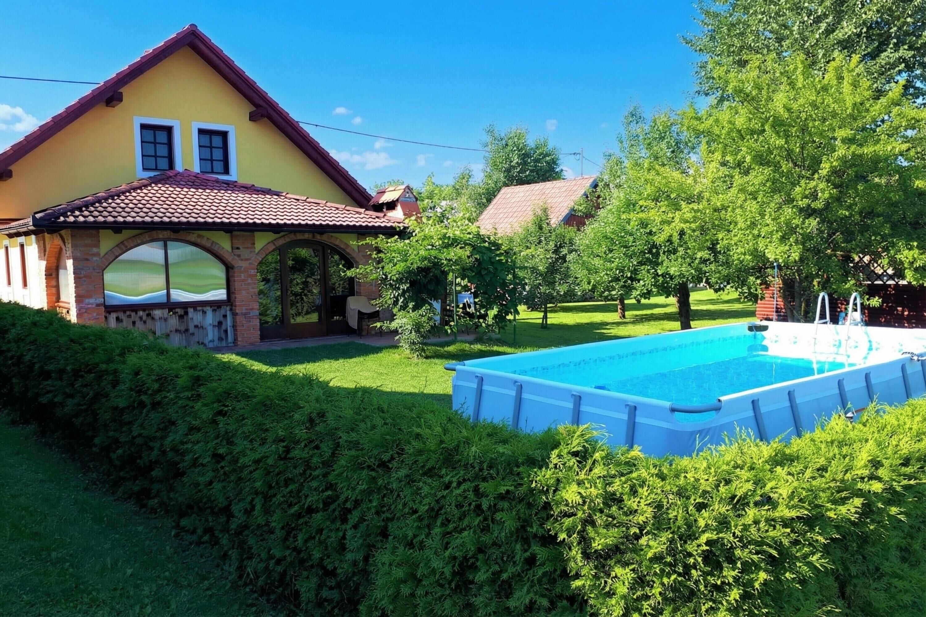 Una piscina al aire libre de temporada