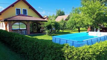 Una piscina al aire libre de temporada