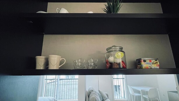 Un salon moderne avec un canapé, une table à manger et une fenêtre donnant sur un beau paysage.