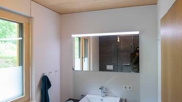 Dusche, kostenlose Toilettenartikel, Haartrockner, Handtücher