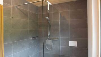 Dusche, kostenlose Toilettenartikel, Haartrockner, Handtücher