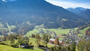 A mountainous landscape with a village. - Vacation apartment Sunnseitn - Panoramahof Bergglück (Mellau)