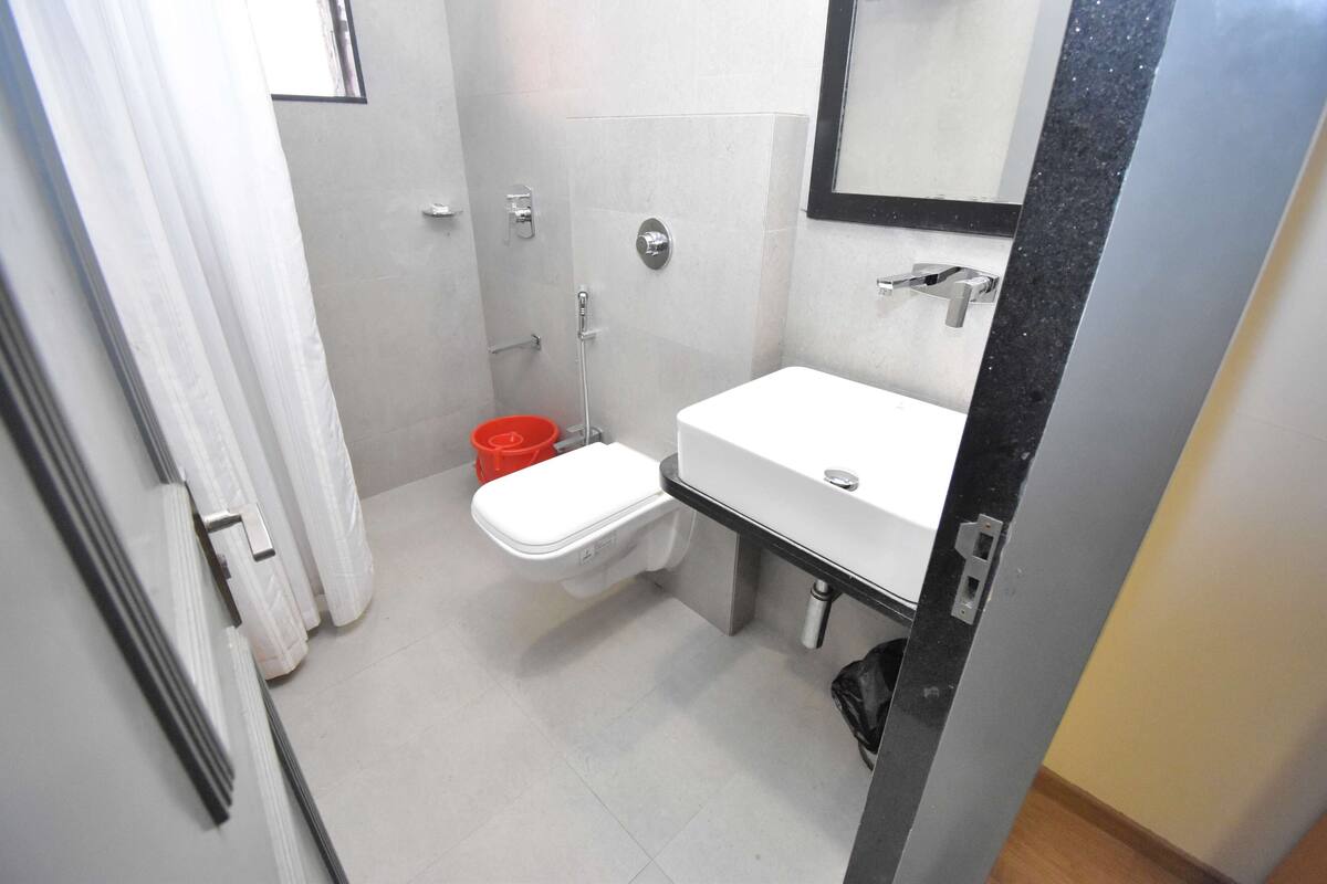Shower, rainfall showerhead, free toiletries