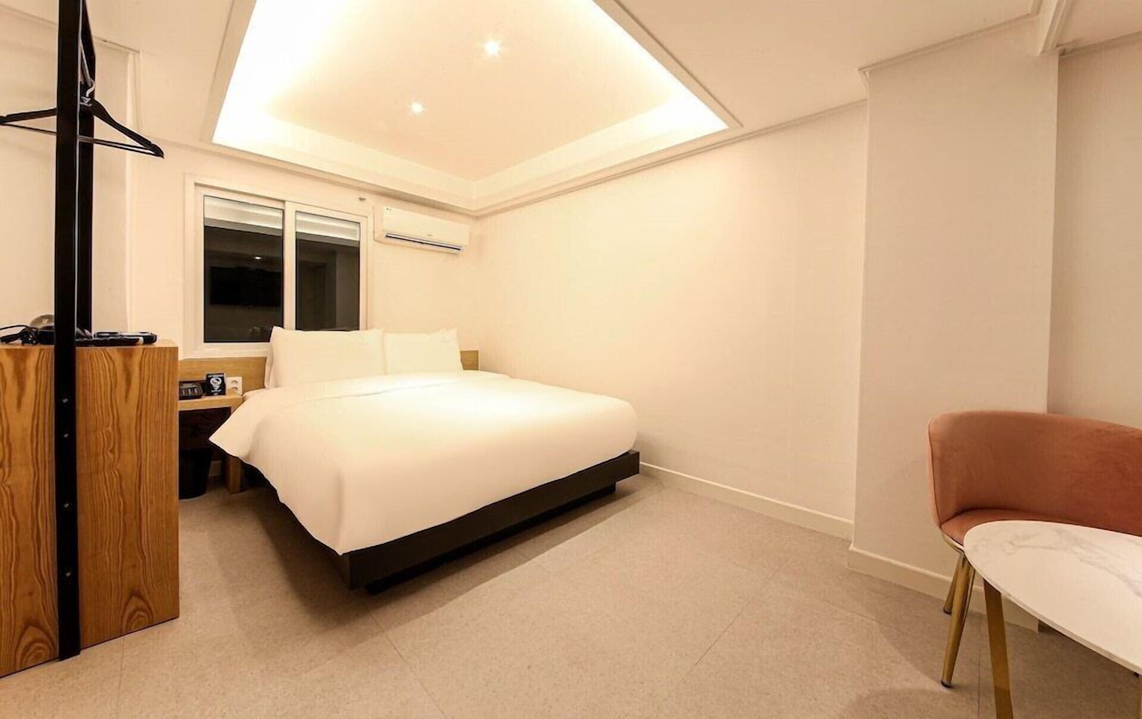 Premium bedding, down comforters, soundproofing, free WiFi