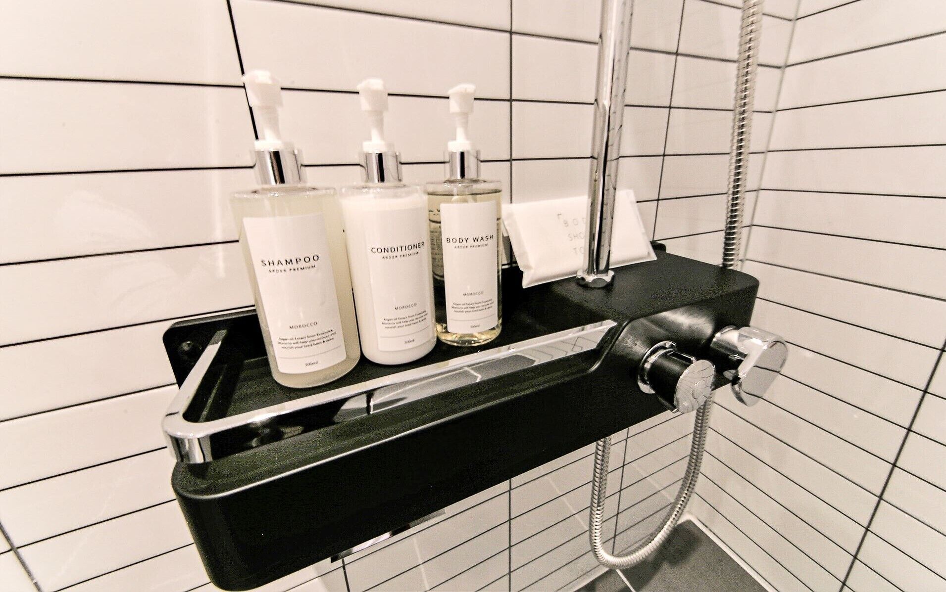 シャワー、バスアメニティ (無料)、ヘアドライヤー、バスローブ