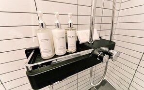 Ducha, artículos de tocador gratuitos, secador de pelo, batas