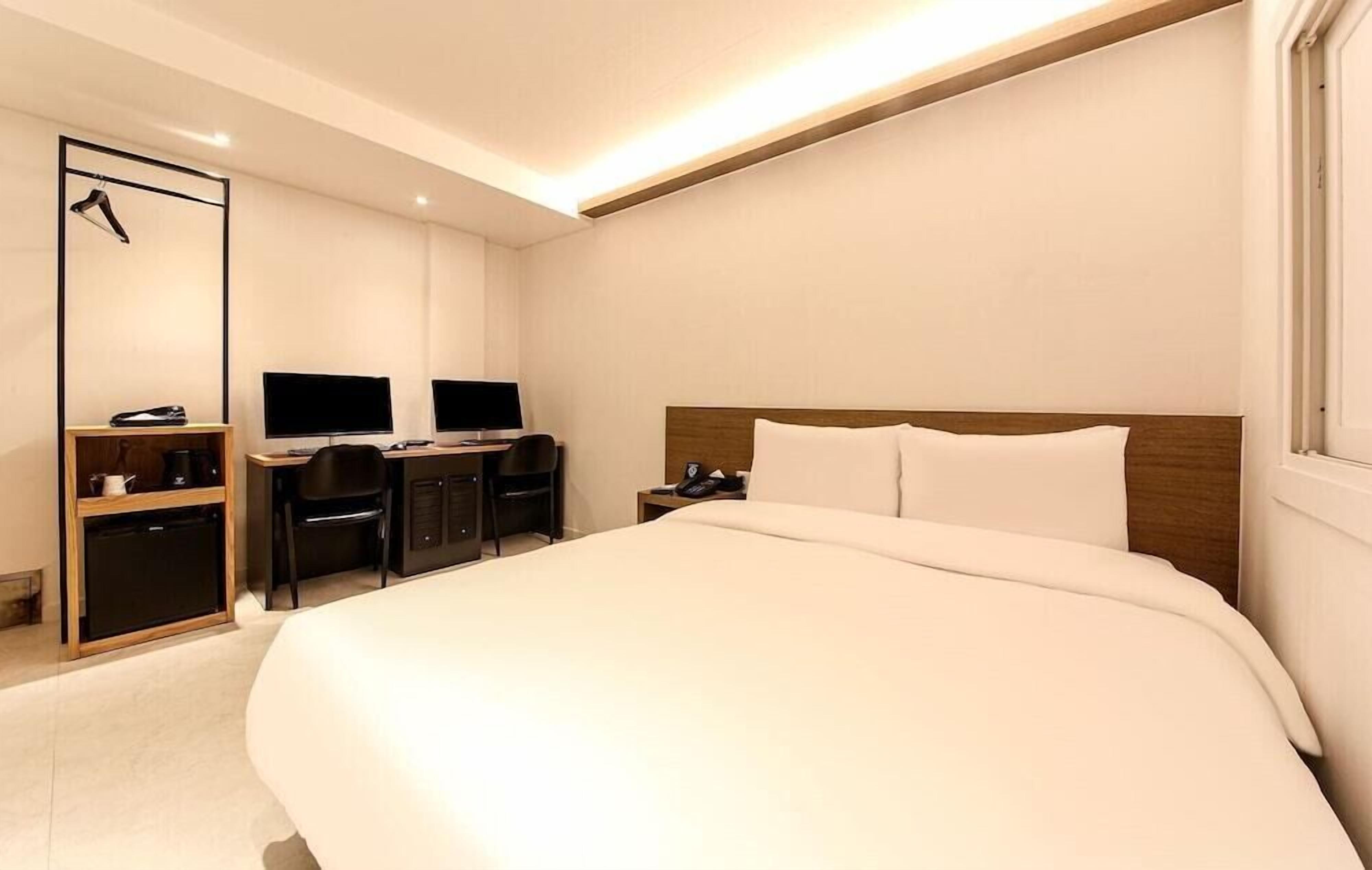 Premium bedding, down comforters, soundproofing, free WiFi