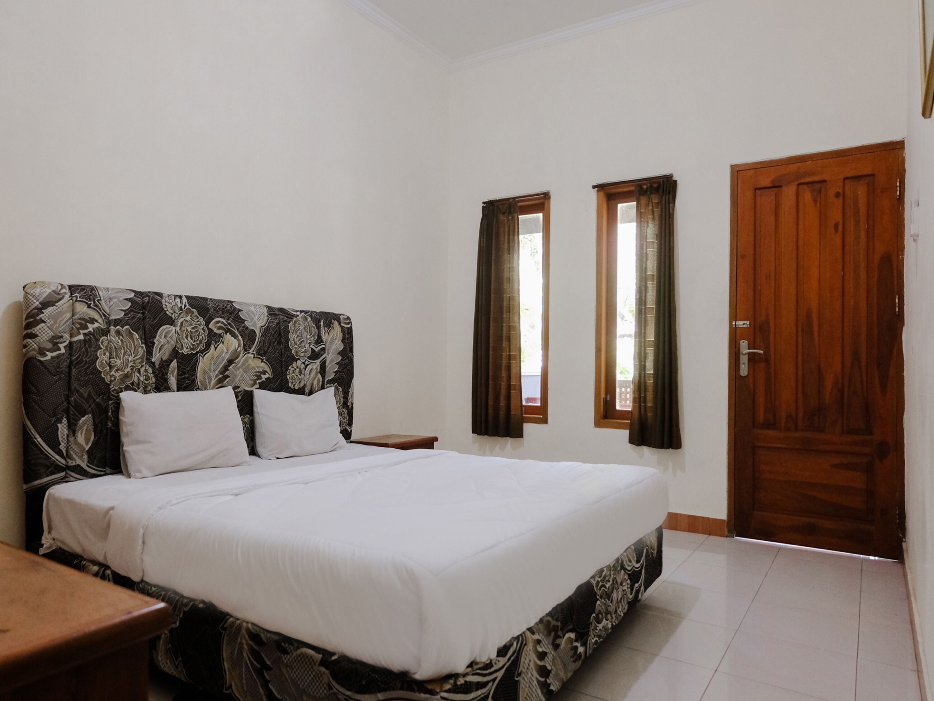 Escritorio, wifi gratis, ropa de cama