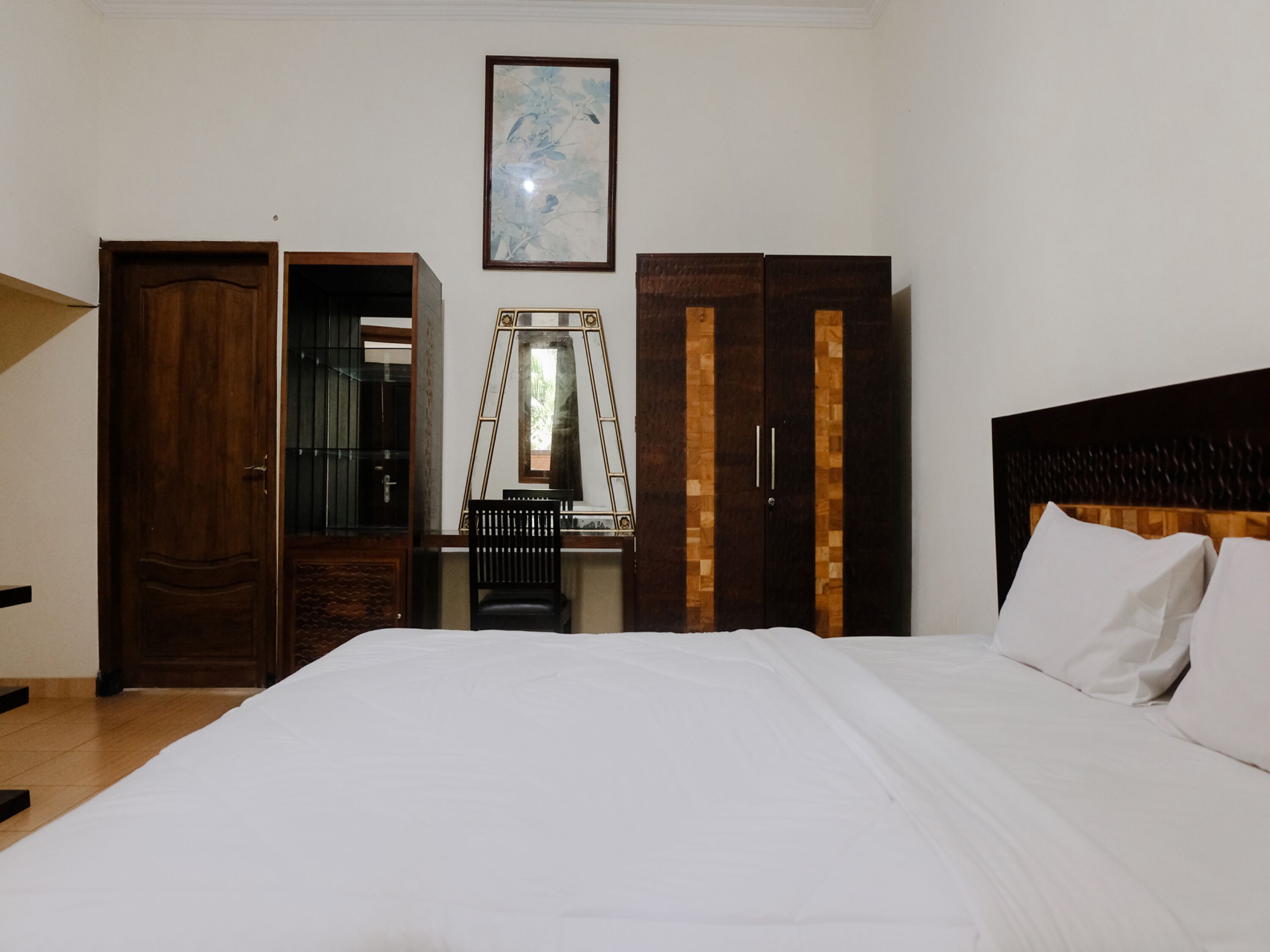 Escritorio, wifi gratis, ropa de cama