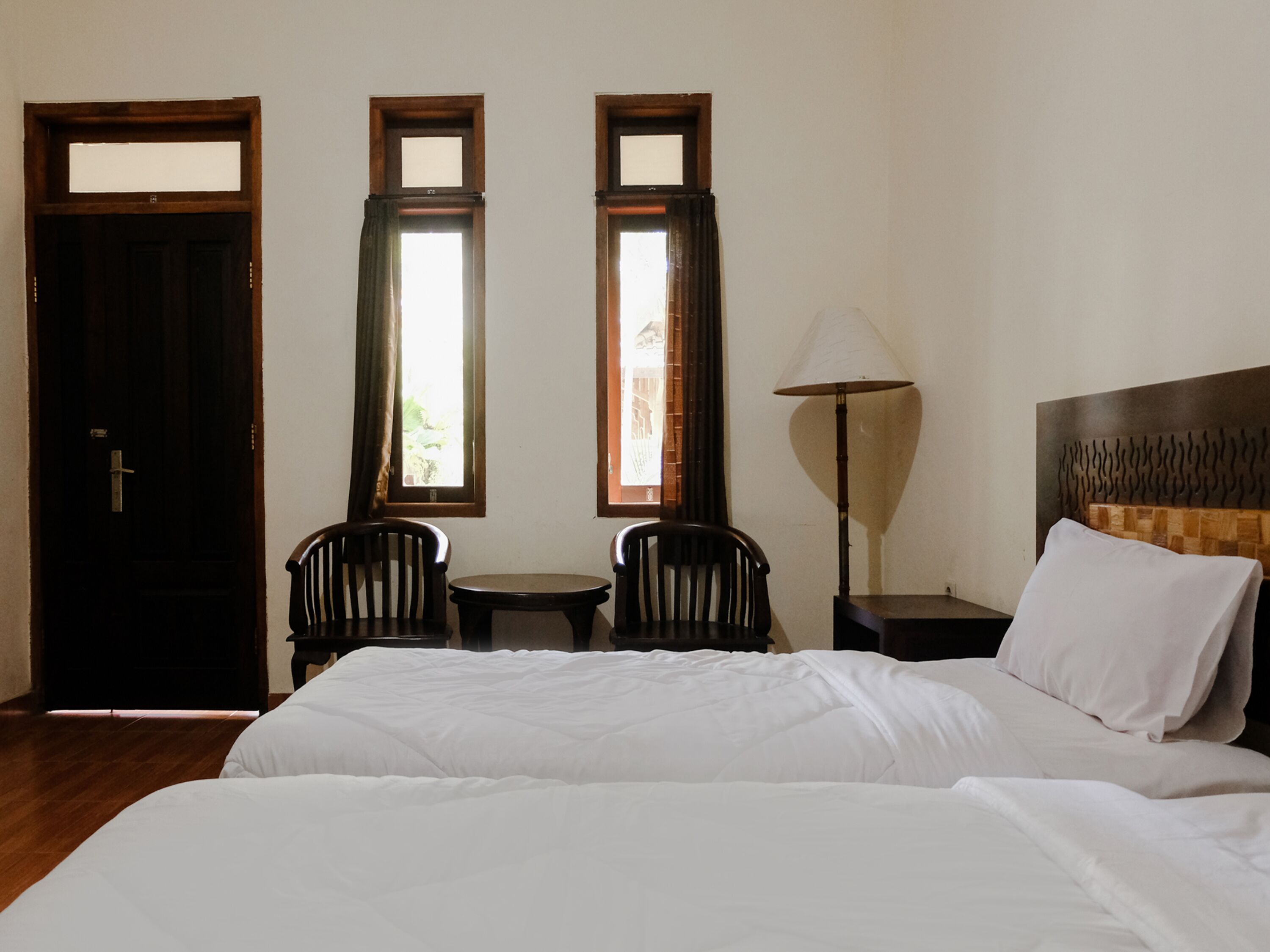 Escritorio, wifi gratis, ropa de cama