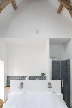 Badewanne, Haartrockner, Handtücher, Seife