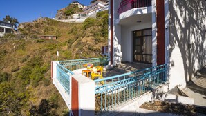 Deluxe Private Cottage with Ensuite Bathroom | 阳台景观