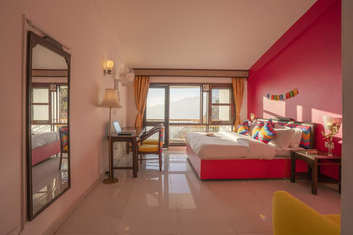 Deluxe Private Room with Ensuite Bathroom | Free WiFi, bed sheets