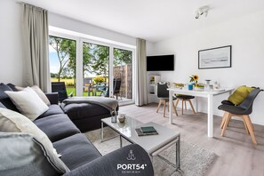 Een televisie, een dvd-speler en een stereo