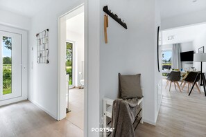 Een televisie, een dvd-speler en een stereo