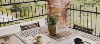 Two-room apartment in farmhouse surrounded by greenery and a few kilometers from the sea