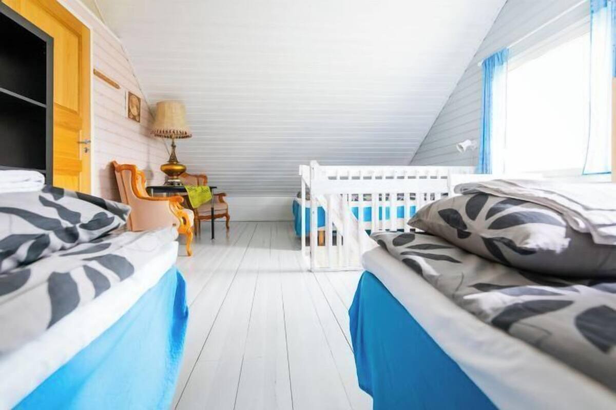 Soundproofing, free WiFi, bed sheets