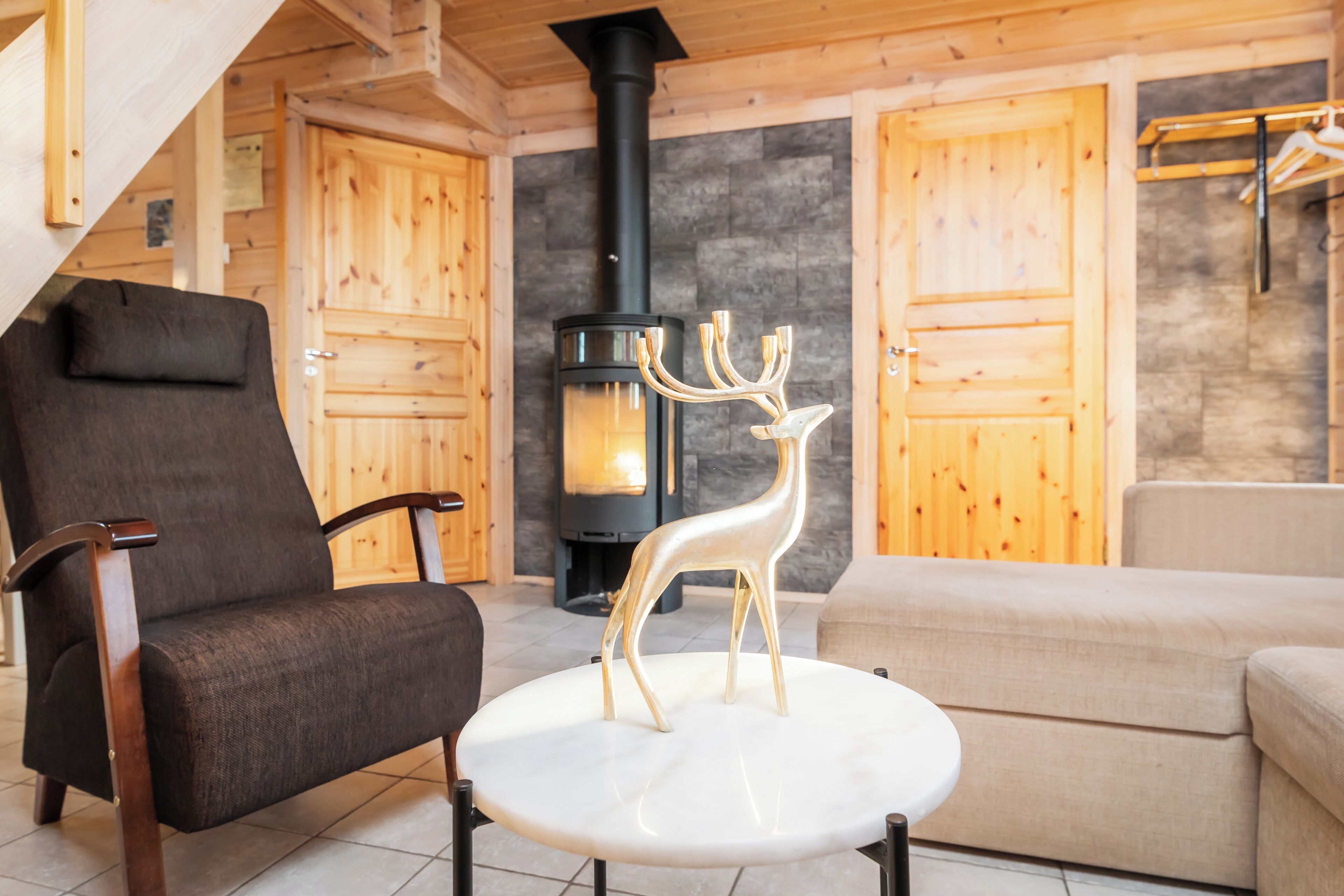 Superior Cottage | Living area | Flat-screen TV, books