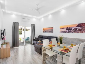 TV - Parque Santiago 2 in front of Playa de Las Americas, swimming pool of residence (Playa de las Américas)