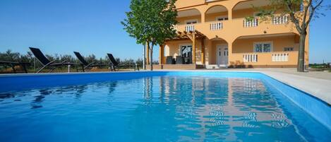 Alberca al aire libre por temporada