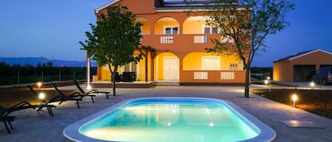 Villa familiale, plusieurs chambres, 2 salles de bains (Pool Villa Sofija) | Piscine | Piscine extérieure en saison