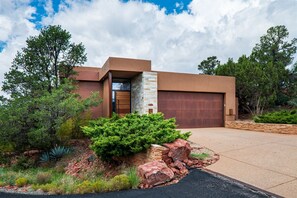Exterior - STUNNING THUNDER MOUNTAIN VIEWS** - LUXURY SPA, MODERN STYLE IN WEST SEDONA - (Sedona)