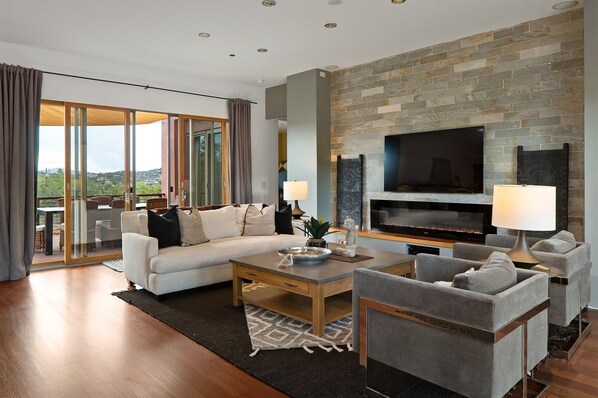 TV, fireplace, DVD player - STUNNING THUNDER MOUNTAIN VIEWS** - LUXURY SPA, MODERN STYLE IN WEST SEDONA - (Sedona)