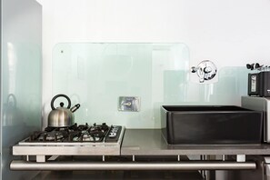 Kühlschrank, Mikrowelle, Herdplatte, Geschirrspüler