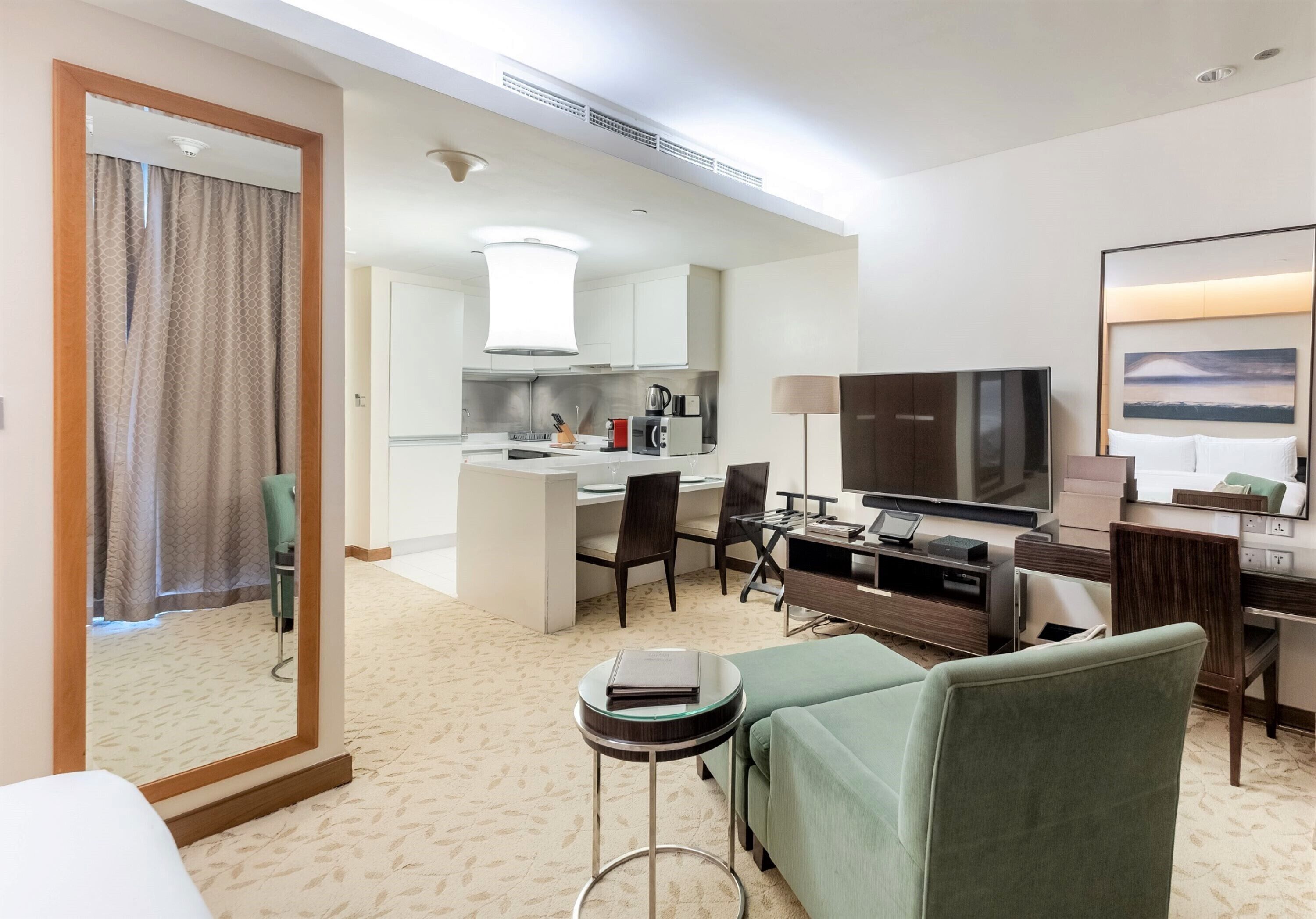 Departamento (0 Bedroom) | Área de sala de estar | Televisión LED de 42 pulgadas con canales por cable y televisión 