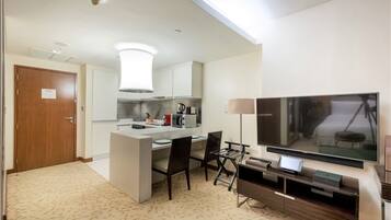 Apartment (0 Bedroom) | Ruang tamu | 42 inci televisyen LED dengan kabel, TV