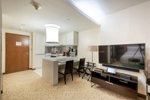 Appartement (0 Bedroom) | Salle de séjour | Téléviseur à DEL de 42 po avec télévision par câble, téléviseur