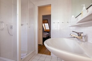 Căn hộ, 1 phòng ngủ, ban công | Phòng tắm | Buồng tắm vòi sen, máy sấy tóc, khăn tắm 