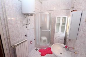 Apartamento, 2 quartos, para não fumantes, sacada | Banheiro | Chuveiro, toalhas de banho