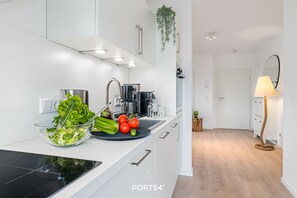 Een koelkast, een oven, een kookplaat, een vaatwasser