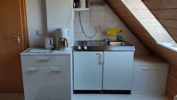 Kühlschrank, Herdplatte, Wasserkocher mit Kaffee-/Teezubehör