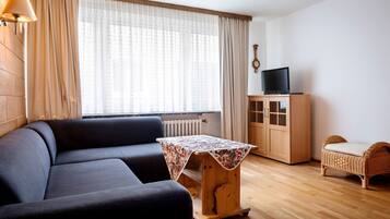 Apartment, 2 Schlafzimmer | Wohnbereich | 22-Zoll-Flachbildfernseher mit Satellitenempfang, Fernseher