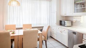 Apartment, 2 Schlafzimmer | Eigene KĂŒche | KĂŒhlschrank, Herdplatte, Wasserkocher mit Kaffee-/Teezubehör