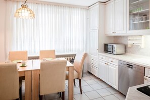 Departamento, 2 habitaciones | Cocina privada | Refrigerador, parrilla de estufa, cafetera y tetera y tetera eléctrica 