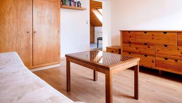 Apartemen, 1 kamar tidur | Area keluarga | Televisi layar datar 22-inci dengan saluran TV satelit dan TV