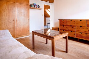 Apartamento, 1 habitación | Zona de estar | Televisión de pantalla plana de 22 pulgadas con canales por satélite