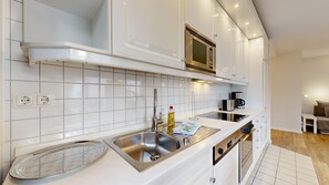 Kühlschrank, Mikrowelle, Ofen, Geschirrspüler